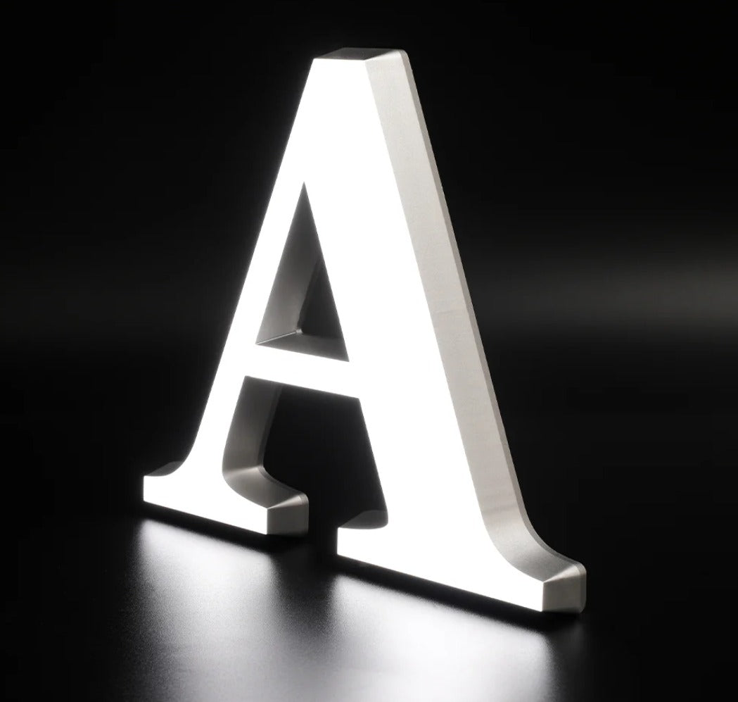 Corpórea de metacrilato e iluminacion frontal