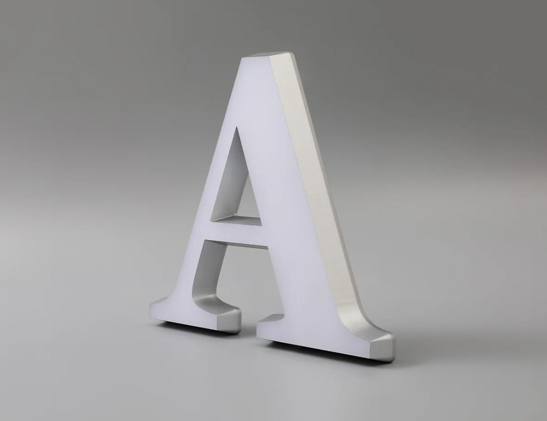 Corpórea de metacrilato e iluminacion frontal